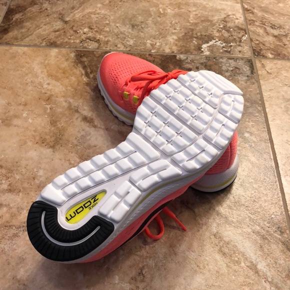 NWOB Women’s Nike Zoom Vomero 12 hot punch sz 8 - Picture 5 of 7